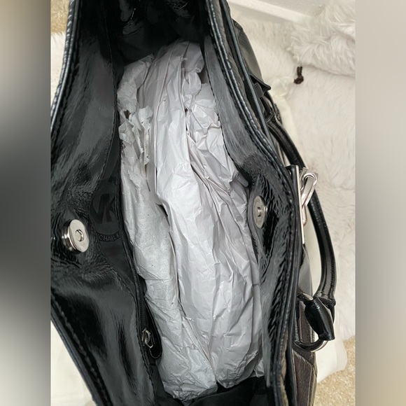 Michael Kors Hamilton Black Quilted Patent Leather Padlock Handbag Shoulder bag - Picture 9 of 9